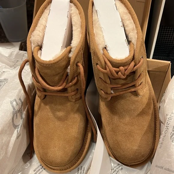 NWT - Ugg Neumel II chukka boot.  Chestnut color.  Big boys Size 6. - Picture 5 of 9